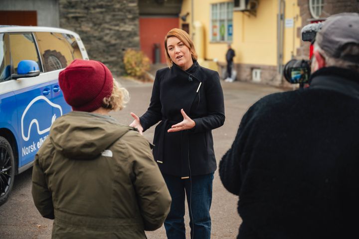 Elbilforeningens generalsekretær Christina Bu gir intervjuer til utenlandsk presse som lurer på hvordan det går med 2025-målsettingen og hvordan vi har fått det til. Her i intervju med BBC.