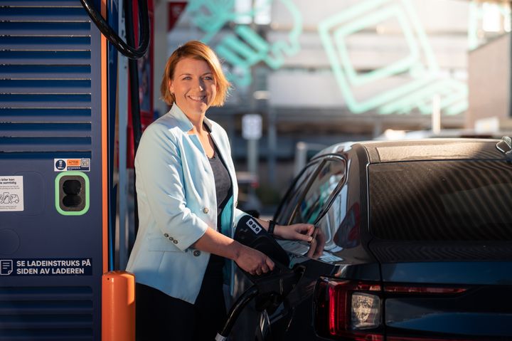 – Jeg har sett fram til dette øyeblikket i 2025 da vi kan tikke inn resultatet av nitidig jobbing for å skifte ut de forurensende bilene på veiene, sier Christina Bu, generalsekretær i Elbilforeningen.