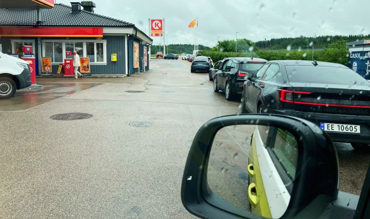 Ladekø i Sverige har vært et kjent problem for mange norske elbilister. Med 25 prosent økning av hurtigladere siden i fjor, vil det nok bli merkbart bedre for elbilister denne sommeren.
