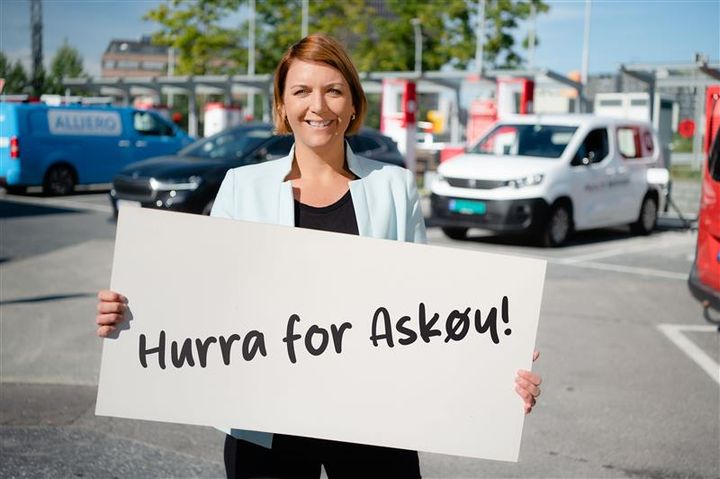 VI HADDE IKKE BILDE AV EI BRU, GIKK DERFOR HELLER FOR EN SMILENDE BU: Dette er en stor milepæl for Askøy og Norge, sier Christina Bu i Elbilforeningen. Foto: Jamieson Pothecary/Elbilforeningen