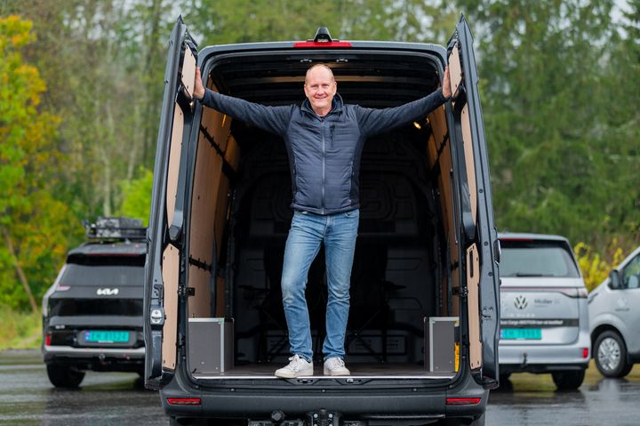 Elbilforeningens biljournalist Rune Nesheim viser fram noen av de nye elvarebilene som er på markedet. Nå har Stortinget tatt grep i revidert nasjonalbudsjett for å få fart på salget. Foto: Jamieson Pothecary, Norsk Elbilforening