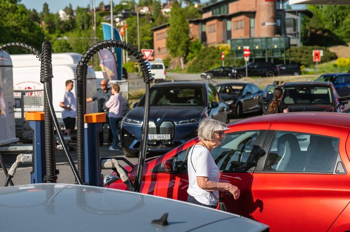 I den travleste fellesferien vil det kunne oppstå noe kø ved ladestasjonene, men det blir nok ikke nødvendig å vente lenge på å få plugget inn kabelen i bilen. Trenden er tydelig. Det er færre og færre som opplever lang tid i kø.