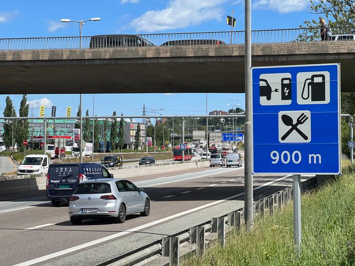 Ni av ti elbilister mener at det er like viktig at det skiltes til ladestasjoner som til bensinstasjoner. Her ser vi hvordan det kan gjøres med serviceskilt nr. 609.