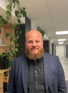 – Det er like viktig å få betalt med kort på Dombås som på Hamar. Det ser det ut som regjeringen ikke forstår, sier Erik Lorentzen, fagsjef i Elbilforeningen.