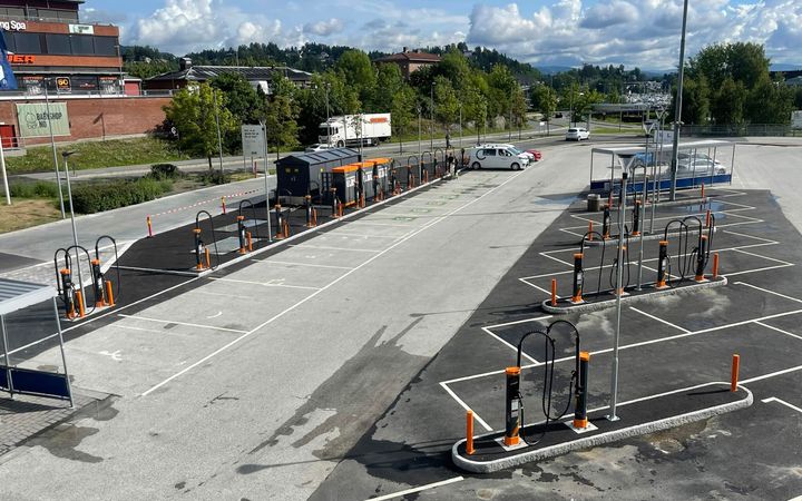 Ladestasjonen på IKEA Slependen før åpningen for et år siden. Sånn ser det neppe ut her nå. Stasjonen er blant landets aller mest besøkte,  ifølge Elbilforeningens egen ladehistorikk.