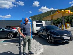 Ståle Frydenlund har rundt 11.000 kilometer med elbil og campingvogn bak seg siden 2019, i tillegg til tester med vanlige tilhengere. - Erfaringene er gode, med uanstrengt kraft og null behov for å tenke giring og turtall.