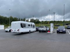 Hurtigladestasjoner som gir mulighet for parallellparkering er ideelt når du skal lade med campingvogn.