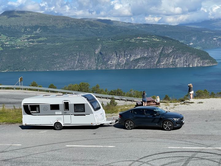 Elbil og campingvogn lar seg fint kombinere dersom bilens rekkevidde og ladefart er bra nok. Bildet er fra Utvikfjellet i Vestland.