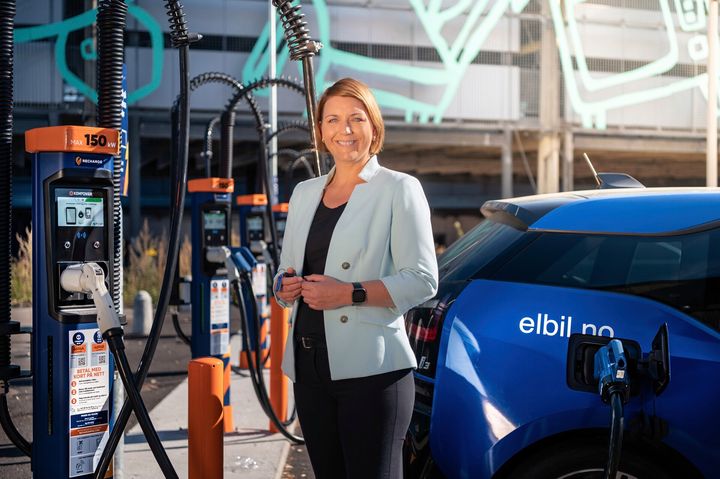 ELEKTRISK MILEPÆL: Det er med god grunn generalsekretær i Elbilforeningen, Christina Bu, feirer seier når Norge nå har over 10 000 hurtigladere langs veiene. Foto: Jamieson Pothecary/Norsk elbilforening.