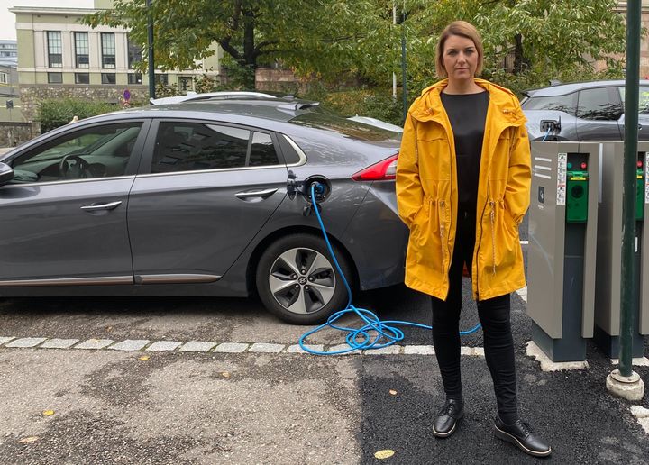 VÆR OBS: Christina Bu oppfordrer til å ta ladekabelen ut av bilden når det lyner og tordner. Foto: Elbilforeningen