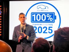 Klima- og miljøminister Andreas Bjelland Eriksen hilser til feiringen av hundreprosent-festen 15. februar 2025.