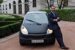 Kronprins Haakon med sin Think som han fartet rundt i for 25 år siden.