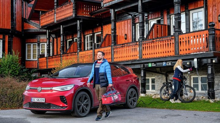 Du får leid en elektrisk Volkswagen ID.4 til en billigere penge enn en fossil Toyota RAV4.