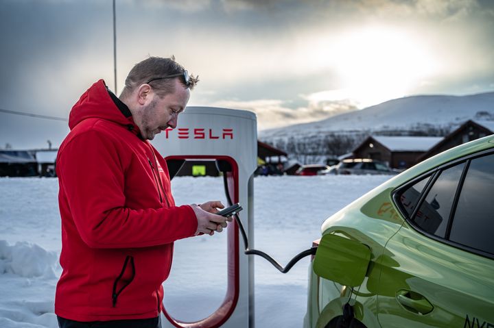 Leder i Finnmark elbilforening Gjermund Wik, gleder seg over bedre ladenettverk og flere elbiler i Finnmark, men bekymrer seg for at regjeringens momshastverk vil bremse takten på utskiftingen av en bilpark som domineres av fossibiler. Finnmark har bare 11 prosent elbiler i bilparken.