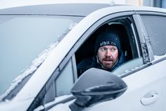 ─ Når batteriet er kaldt leverer det fra seg mindre energi. Kald luft er tettere enn varm luft, som øker luftmotstanden, mens snø og slaps kan øke rullemotstanden. Samtidig vil du ha det varmt og behagelig. Alt dette betyr at den bruker mer energi enn på sommeren, sier Ståle Frydenlund, testansvarlig i Norsk elbilforening.