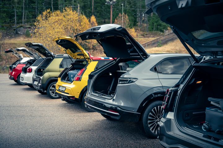 Det er plass til bagasje også i de små elbilene, men skal du kunne trekke tilhenger og kunne laste på taket, er det ikke så mange elbiler du får kjøpt uten å måtte betale moms i 2026.