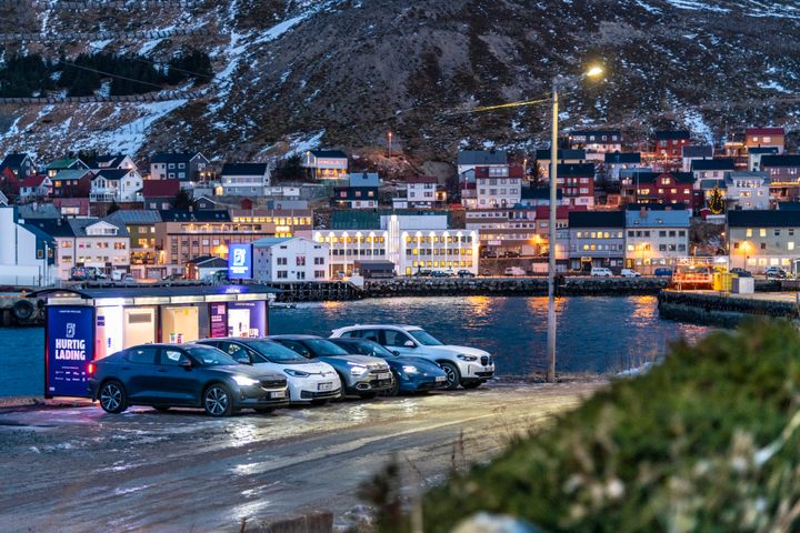 HELT I 100: Elbilsalget går i hundre mange steder i landet. I 12 av Finnmarks 18 kommuner er det kun kjøpt nye elbiler i 2025. Foto: Jamieson Pothecary/Elbilforeningen.