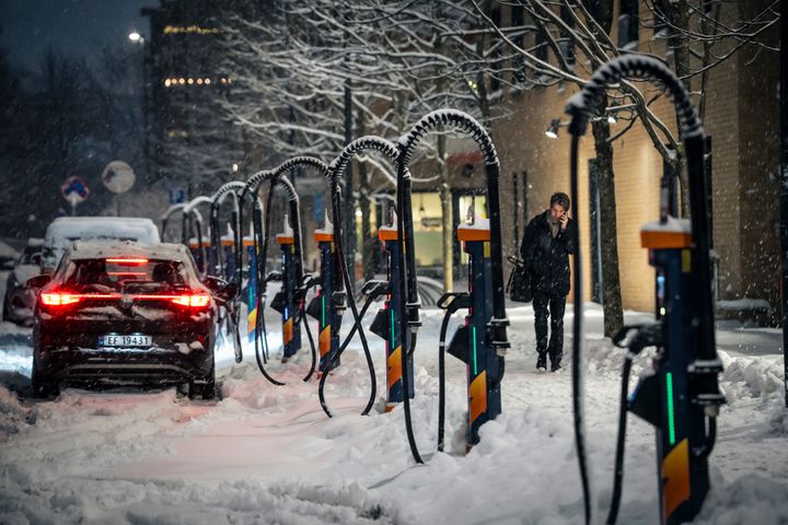 REKORDGOD DEKNING TROSS LAV UTBYGGINGSTAKT: Det er aldri vært bedre dekning av hurtigladere i Norge. Foto: Jamieson Pothecary/Elbilforeningen