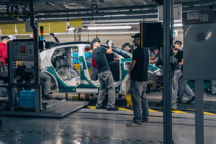BØR SATSE PÅ ELEKTRISK: Tallene viser at forbrukerne ønsker å kjøpe elbil, nå er det viktig at europeisk bilindustri satser på elbil. Bildet er fra Nissan sin fabrikk i Sunderland. Foto: Elbilforeningen/Jamieson Pothecary.