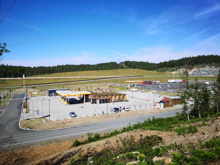 SÅNN VIL ELBILISTENE HA DET: Recharge sin ladestasjon ved St1 utenfor Tvedestrand er en av de mest populære ladestasjonen i Norge. Her er det mange ladere, god plass og servicefasiliteter. Foto: Erik Lorentzen/Elbilforeningen.