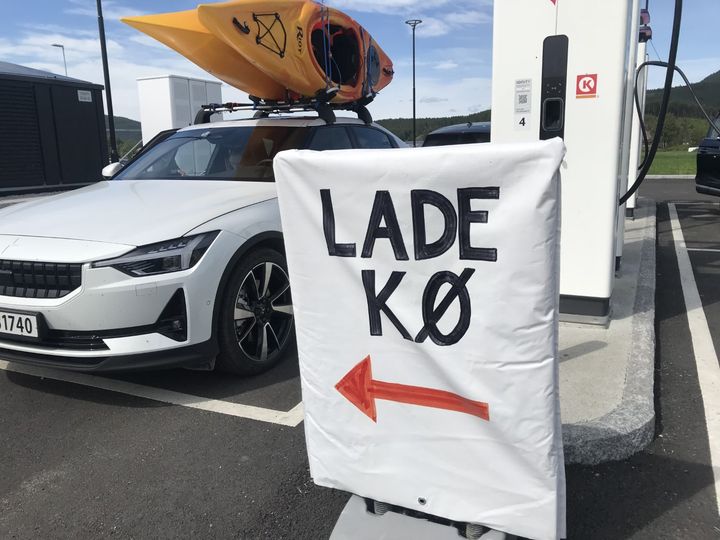 SJELDENT LADEKØ: – Mange elbilister hurtiglader mye på sommeren, og lite kø betyr at du kommer fortere fram. Ingen liker å tilbringe ferieturen i ladekø, sier Christina Bu, generalsekretær i Elbilforeningen. Foto: Martin Thronsen/Elbilforeningen