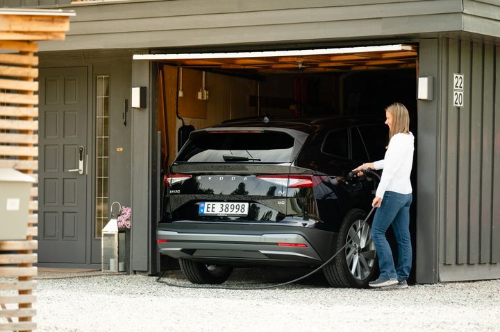 STARTER DAGEN MED FULL TANK: Det er lettvint med elbil i garasjen og fossilbilen velges bort i de fleste elbilisters husholdninger, viser undersøkelse. Foto: Jamieson Pothecary/elbil.no.