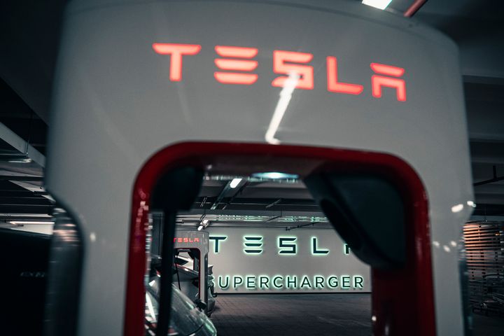 TESLA I TET: Både med og uten Tesla er elbilister mest fornøyde med ladetilbudet hos selskapet. Foto: Jamieson Pothecary/Elbilforeningen.