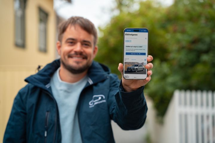 MED FOKUS PÅ ELBILVELGEREN: Lars Lund Godbolt i Elbilforeningen, oppfordrer alle som er på utkikk etter ny bil å prøve Elbilforeningens nye tjeneste. Foto: Sigurd Ekeli Grimsby/elbil.no.