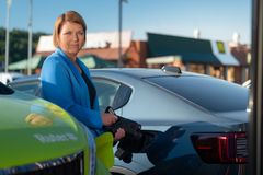 – Når elbiler får mer og mer moms, er det uklokt av regjeringen å fjerne miljørabatten i bom i tillegg. Det gir en dobbelsmell som kan forsinke den nødvendige utskiftingen av fossilbilparken, sier generalsekretær i Elbilforeningen, Christina Bu.
