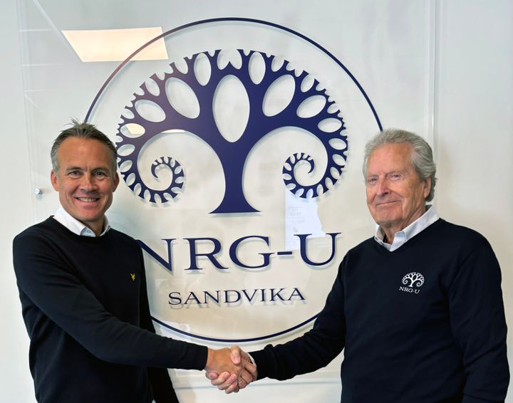 Kjetil Eide og Roger Elstad, håndtrykk med NRG-U logo i bakgrunnen.