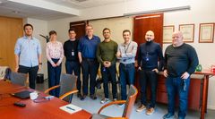 Bilde av teamet bak det nye masterstudiet i maskinteknologi fotografert i et av møterommene på OsloMet.