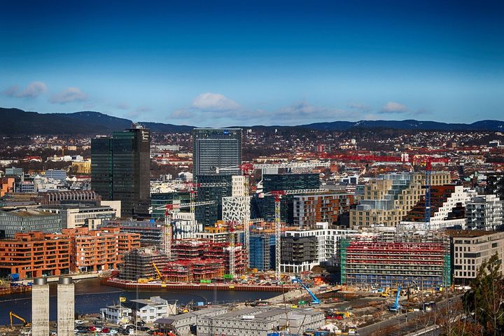 Oslo en solskinnsdag med byggeaktivitet i forgrunnen