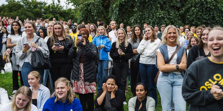 Studenter står foran en scene på studiestartdagen på OsloMet.