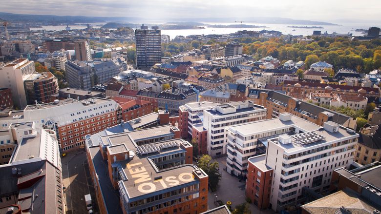 Oversiktsbilde av OsloMet campus tatt med drone
