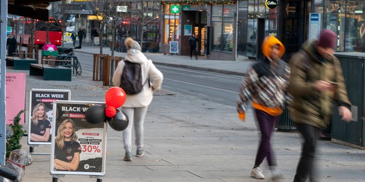 folk på handlegate i Oslo