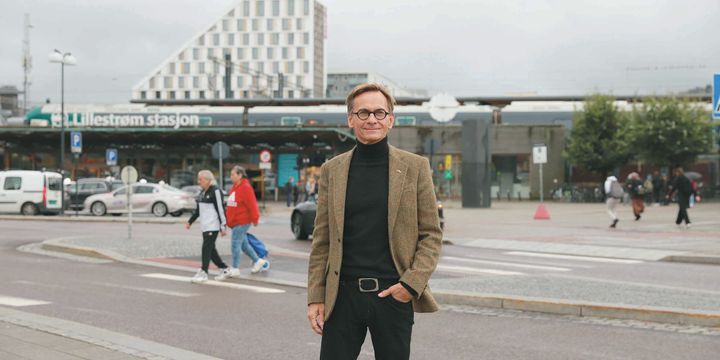 OsloMet-rektor Christen Krogh foran Lillestrøm stasjon