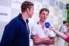 Oskar Westerlin og Henrik Viken fra "Gutta" blir intervjuet på en rød løper-arrangement.