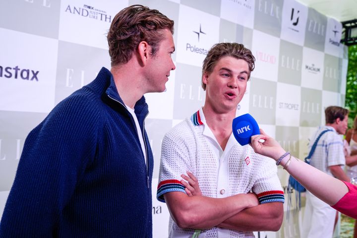 Oskar Westerlin og Henrik Viken fra "Gutta" blir intervjuet på en rød løper-arrangement.