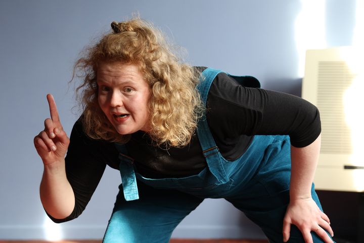 Borghild Otelie Aasebøstøl forteller på scenen.