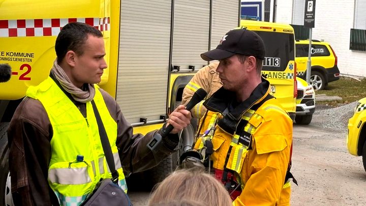 Fotojournaliststudent Jesper Solomon øver på intervjuer under øvelsen.