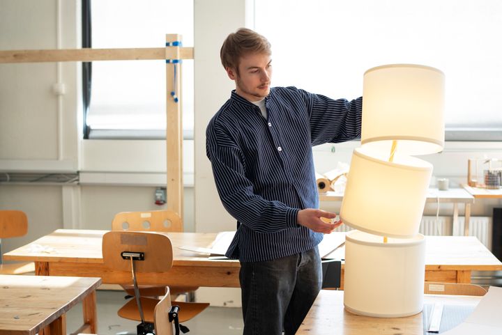 Tobias Hogne Hogstad med en lampe han har laget på bachelorstudiet.