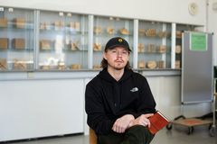 Pål Bratlie Nielsen sitter med dagboka han har designet i fanget.