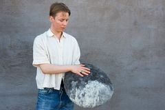 Gard Hønsi Pettersen står med en rund lyddemper av ull i hendene.