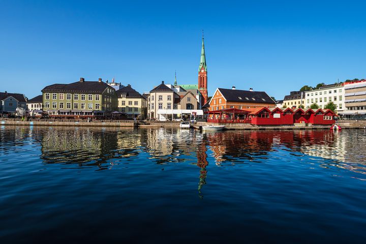 Bilde av Arendal sentrum fra sjøsiden.