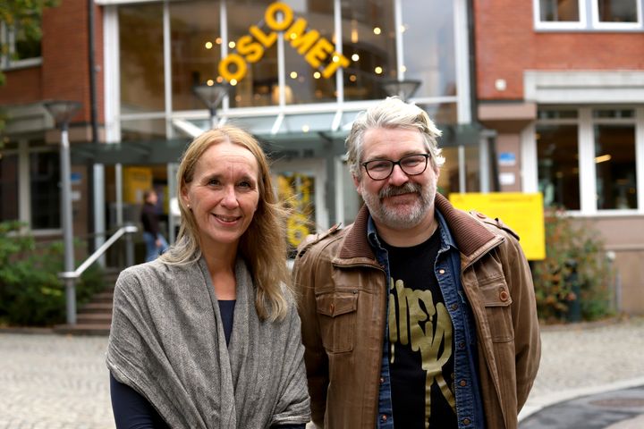 Sidsel Natland og Håvard Aaslund foran en OsloMet-bygning