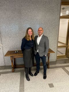 Bente Irene Josefsen, landssjef for Visa i Norge og Øyvind Westby Brekke, leder for Stø