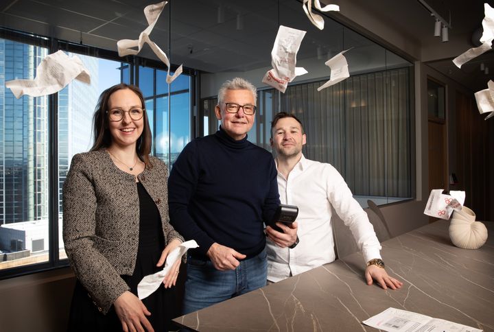 FARVEL KVITTERINGSKAOS: Digitale kvitteringer får fart med Stø og Receipts-samarbeidet. 3 av 4 betalinger i butikkene skjer med et BankAxept-kort, og kvitteringene kan distribueres der du vil når bankene er på plass. Fra venstre Marie Brun Svendsen, Stø og Hans Petter Hoel og Kent Olav Ferstad, gründerne fra Receipts.