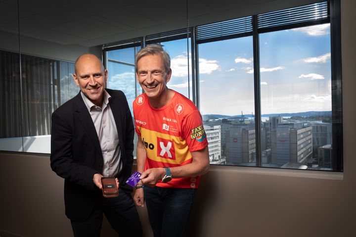 Tæpp med kort eller mobil på Uno-Xs ladestasjoner