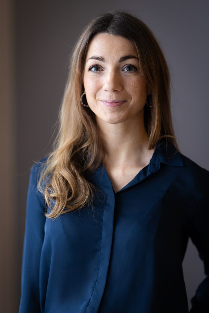 Forbrukeranalytiker Isabella Ahmadi i Prisjakt advarer mot dyre taxfreepriser. -Du kan bli flådd dersom du ikke sammenligner priser før du handler, sier hun.