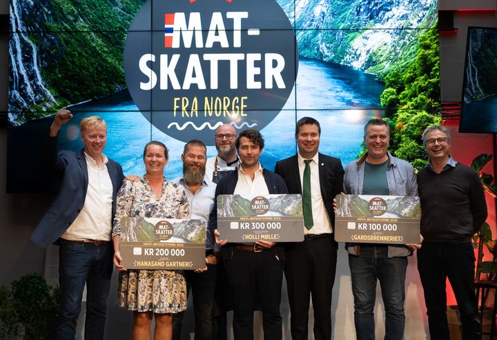 Fra venstre: Vegard Kjuus (MENY-sjef), Monica Hanasand, Stig Hanasand, Espen Lie (leder i MENY-Lauget), Jonatan Ringerike (Holli Mølle), landbruks- og matminister Geir Pollestad, Jann Vestby (Gardsbrenneriet) og Eivind Haalien (ansvarlig for lokalmat i NorgesGruppen).